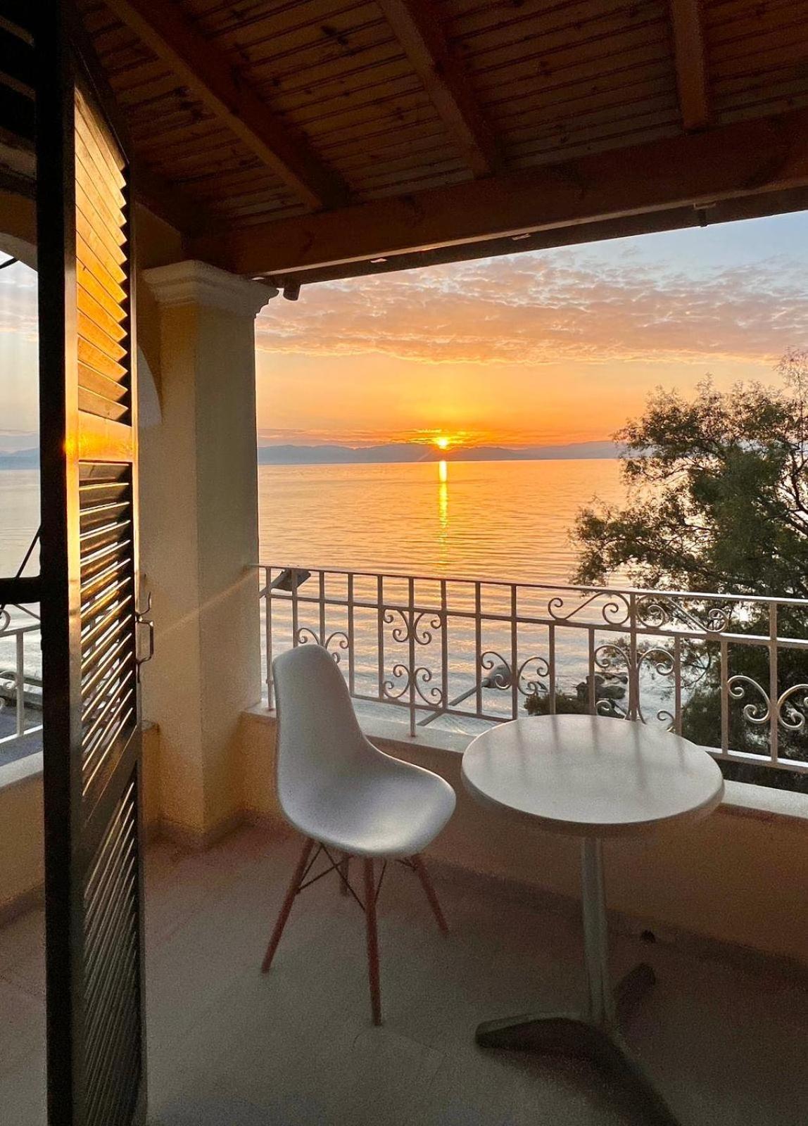 Апарт готель Ionian Mare Агіос Іоанніс Перістеріон Екстер'єр фото